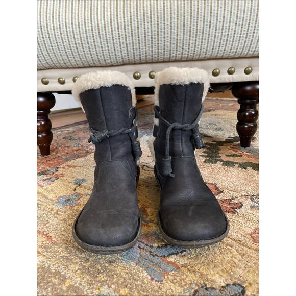 UGG Boots Womens 6 Caspia Ankle Bootie Matte Black Leather Shearling Fur - Picture 1 of 15